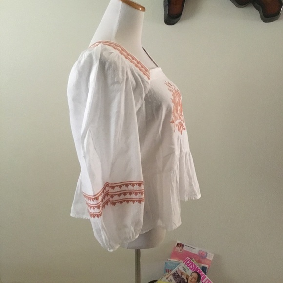 🌹HOST PICK- UNIVERSAL WHITE PEACH EMBROIDERED FLOWER CROP RUFFLE TOP/SIZE M - Picture 2 of 8